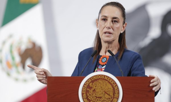 MEX8921. CIUDAD DE MÉXICO (MÉXICO), 17/11/2025.- La presidenta de México, Claudia Sheinbaum, habla en una rueda de prensa este lunes, en el Palacio Nacional de Ciudad de México (México). Sheinbaum informó que la aerolínea estatal Mexicana de Aviación y otras compañías nacionales acordaron ceder algunos horarios de despegue y aterrizaje (slots) en el Aeropuerto Internacional Benito Juárez de Ciudad de México (AICM) a aerolíneas estadounidenses, en medio de la amenaza de Washington de sanciones por la distribución de vuelos.