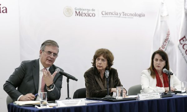 MEX8353. CIUDAD DE MÉXICO (MÉXICO), 11/11/2025.- El secretario de Economía, Marcelo Ebrard (i), la secretaria de Ciencias, Humanidades, Tecnología e Innovación, Rosaura Ruiz Gutiérrez (c), y la gobernadora del estado de Morelos, Margarita González Saravia (d), participan en una rueda de prensa este martes, en Ciudad de México (México).
