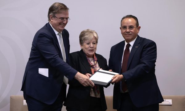 MEX7871. CIUDAD DE MÉXICO (MÉXICO), 04/11/2025.- El secretario de Economía, Marcelo Ebrard (i), la secretaria de Medio Ambiente, Alicia Bárcena (c), y el presidente de la Cámara Nacional del Autotransporte de Carga (CANACAR), Miguel Ángel Martínez, sostienen un documento durante un evento en Ciudad de México (México). El Gobierno de México publicó en el Diario Oficial de la Federación (DOF) un acuerdo que establece en 10 años el límite máximo de antigüedad para los vehículos pesados usados con motor diésel que se importan al país.