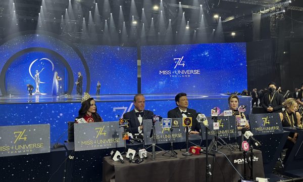 BANGKOK, 24/11/2025.- El presidente y copropietario de Miss Universo, Raúl Rocha, negó este lunes las acusaciones de fraude que han circulado sobre la victoria de la mexicana Fátima Bosch en el certamen de belleza, y anunció acciones legales contra medios de comunicación que hayan difundido informaciones que considere difamatorias. En la imagen, la mexicana Fátima Bosch (i) junto a Raúl Rocha (i) tras su nombramiento el pasado 21 de Noviembre, en el Impact Challenger, Nonthaburi.