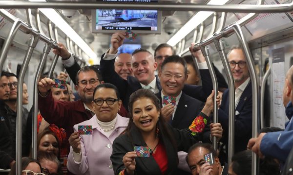 MEX8802. CIUDAD DE MÉXICO (MÉXICO), 16/11/2025.- La Jefa de Gobierno, Clara Brugada (c), la Secretaria de Gobernación, Rosa Icela Rodríguez (c-i) y el embajador de China en México, Chen Daojiang (c-d) posan durante la reapertura total de la Linea 1 del Sistema Colectivo Metro (SCT) este domingo, en la Ciudad de México (México). Tras tres años y cuatro meses de espera, el Metro de la capital mexicana, reabre por completo la línea 1, un proyecto que el asesor de Movilidad del STC, Guillermo Calderón Aguilera, calificó como el de mayor envergadura en renovación en los últimos 50 años. EMEX8802. CIUDAD DE MÉXICO (MÉXICO), 16/11/2025.- La Jefa de Gobierno, Clara Brugada (c), la Secretaria de Gobernación, Rosa Icela Rodríguez (c-i) y el embajador de China en México, Chen Daojiang (c-d) posan durante la reapertura total de la Linea 1 del Sistema Colectivo Metro (SCT) este domingo, en la Ciudad de México (México). Tras tres años y cuatro meses de espera, el Metro de la capital mexicana, reabre por completo la línea 1, un proyecto que el asesor de Movilidad del STC, Guillermo Calderón Aguilera, calificó como el de mayor envergadura en renovación en los últimos 50 años.