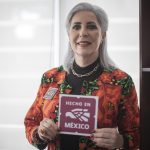 MEX9026. CIUDAD DE MÉXICO (MÉXICO), 19/11/2025.- La responsable del plan de la marca nacional 'Hecho en México', Bárbara Botello, posa durante una entrevista con EFE este miércoles, en Ciudad de México (México). Con el objetivo de no ser solo campaña de comunicación, el sello Hecho en México tiene la misión de convertirse en una política pública transversal que priorice la producción nacional, incentive el consumo local y posicione a México como una potencia de innovación para exportar, explicó Botello.