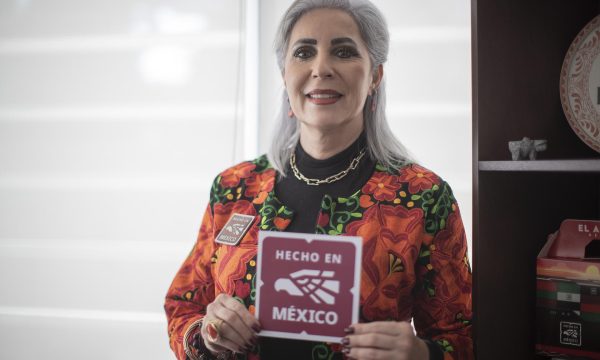 MEX9026. CIUDAD DE MÉXICO (MÉXICO), 19/11/2025.- La responsable del plan de la marca nacional 'Hecho en México', Bárbara Botello, posa durante una entrevista con EFE este miércoles, en Ciudad de México (México). Con el objetivo de no ser solo campaña de comunicación, el sello Hecho en México tiene la misión de convertirse en una política pública transversal que priorice la producción nacional, incentive el consumo local y posicione a México como una potencia de innovación para exportar, explicó Botello.