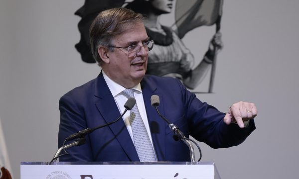 MEX7862. CIUDAD DE MÉXICO (MÉXICO), 04/11/2025.- El secretario de Economía, Marcelo Ebrard, habla en una conferencia de prensa este martes, en Ciudad de México (México). Ebrard afirmó que el país buscará negociar con Estados Unidos un ajuste a los aranceles de los vehículos pesados fabricados en México -con alrededor de 60 % de autopartes estadounidenses-, en el marco de la próxima revisión del tratado comercial con EE.UU. y Canadá (T-MEC).