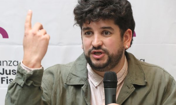 El coordinador de estrategia de justicia fiscal en Oxfam México, Diego Merla, habla durante una rueda de prensa este martes, en Ciudad de México (México). La Alianza por la Justicia Fiscal propuso crear nuevos impuestos ambientales al turismo o a los transportes de lujo, así como aumentar los actuales, para financiar las políticas públicas de México, y poder así "sostener" la lucha contra la "grave crisis climática" que sufre el país.