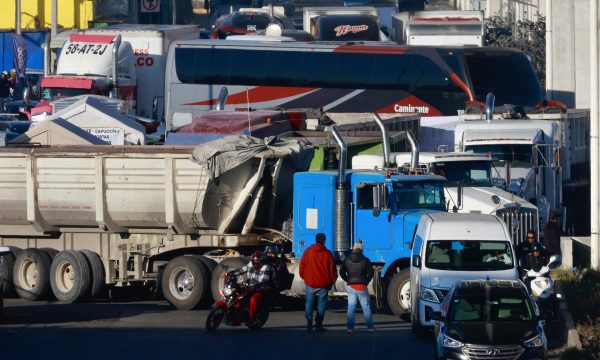 MEX9357. LERMA (MÉXICO), 24/11/2025.- Transportistas bloquean una carretera este lunes, en Lerma (México). La presidenta de México, Claudia Sheinbaum, afirmó que su gobierno ha atendido las inconformidades y ha tenido diálogo con los transportistas que iniciaron esta mañana bloqueos carreteros en distintas partes del país.