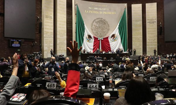 MEX7876. CIUDAD DE MÉXICO (MÉXICO), 04/11/2025.- Fotografía cedida por la Cámara de Diputados durante una sesión ordinaria este martes, en Ciudad de México (México). La Cámara de Diputados de México aprobó este martes en lo general el dictamen con proyecto de Presupuesto de Egresos de la Federación (PEF) para el ejercicio fiscal 2026, que contempla un gasto neto total de 10,19 billones de pesos (unos 544.073 millones de dólares).