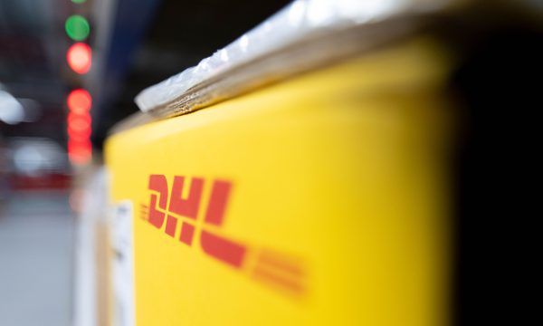DHL reportó un incremento del 7.6% en sus ganancias trimestrales gracias a la subida de precios y a medidas de eficiencia que compensaron la caída de ingresos.