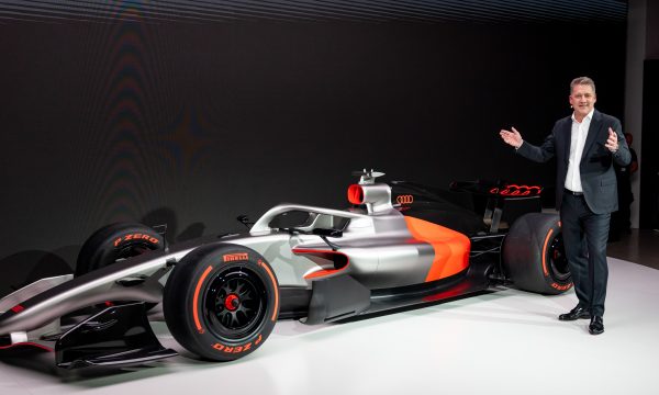 El presidente del consejo de administración de Audi, Gernot Döllner, presenta el prototipo para la Fórmula 1 R26 de la marca alemana. Foto: Daniel Karmann/dpa