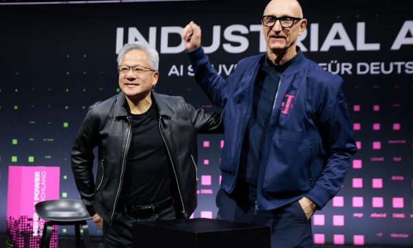 Tim Höttges (der.), CEO de Deutsche Telekom AG, y Jensen Huang, CEO de Nvidia, en la presentación del nuevo centro de datos conjunto.