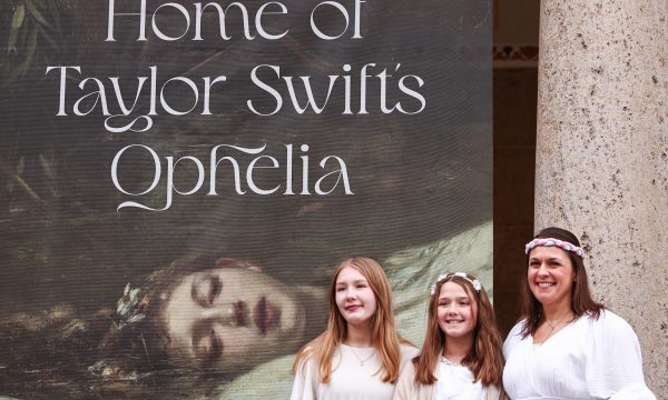 De izq. a der.: Grace Poyant, Emma Poyant y su madre Danielle Poyant posan vestidas de Ofelia delante del Museo Regional de Hesse en Wiesbaden, en el centro de Alemania. Foto: Hannes P. Albert/dpa