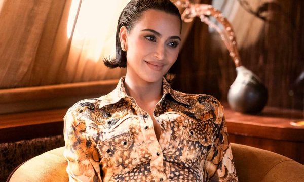 Kim Kardashian estrena la serie "All’s Fair", donde interpreta a una abogada especializada en divorcios, inspirada en su experiencia personal y reciente título en Derecho.