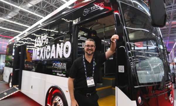 MEX8621. GUADALAJARA (MÉXICO), 14/11/2025.- El director general de Megaflux, Roberto Gottfried, posa junto a un autobús eléctrico durante la Expo Transporte ANPACT 2025 este jueves, en Guadalajara (México). México apuesta por la sostenibilidad y la independencia tecnológica con el autobús eléctrico Taruk, un vehículo desarrollado y fabricado totalmente en el país por una empresa mexicana.