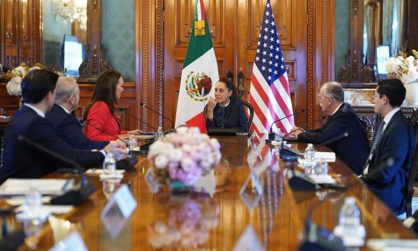 MEX7782. CIUDAD DE MÉXICO (MÉXICO), 03/11/2025.- Fotografía cedida por la Presidencia de México que muestra a la mandataria Claudia Sheinbaum (c), y la secretaria del Departamento de Agricultura de Estados Unidos, (USDA, en inglés), Brooke Rollins (c-i), durante una reunión este lunes, en el Palacio Nacional en Ciudad de México (México). México y Estados Unidos revisaron los avances de la campaña conjunta contra el gusano barrenador del ganado y definieron algunas acciones que permitan la reapertura de la frontera a la exportación, informó la Secretaría de Agricultura y Desarrollo Rural (Sader) de México.