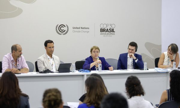 AME9110. BELÉM (BRASIL), 14/11/2025.- Fotografía que muestra de izquierda a derecha: el director del Climate Champions Team, Ramiro Fernández; el vicepresidente de estrategia del Fondo OPEP para el Desarrollo Internacional, Musab Alomar; la expresidenta de Chile, Michelle Bachelet; el ministro de las ciudades de Brasil, Jader Barbalho Filho, y a la presidenta de Fonplata, Luciana Botafogo, durante un panel de la COP30 este jueves, en Belém (Brasil). Miembros de la sociedad civil y representantes políticos del Sur Global esperan liderar el debate sobre adaptación climática en la COP30, con un enfoque crucial en la seguridad hídrica. Ese fue uno de los puntos centrales del evento Implementación de los indicadores del Objetivo Global de Adaptación (GGA), desarrollado durante la cumbre climática y organizado por el Fondo Financiero para el Desarrollo de la Cuenca del Plata (Fonplata), banco de desarrollo conformado por Argentina, Bolivia, Brasil, Paraguay y Uruguay, en la COP30.