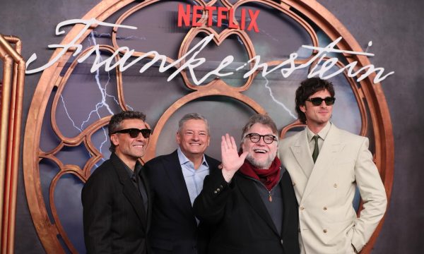 MEX7705. CIUDAD DE MÉXICO (MÉXICO), 03/11/2025.- De izquierda a derecha, el actor estadounidense Oscar Isaac, el CEO de Netflix Ted Sarandos, el cineasta mexicano Guillermo del Toro y el actor australiano Jacob Elord, posan durante la alfombra roja de la película 'Frankenstein' este lunes, en Ciudad de México (México). El filme, que se estrena este viernes 7 de noviembre en Netflix, está basada en la célebre novela de Mary Shelley, con el característico estilo cinematográfico del director mexicano que mezcla el terror, la fantasía y una exuberante y personal imaginería visual.