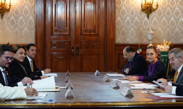 MEX9479. CIUDAD DE MÉXICO (MÉXICO), 25/11/2025.- Fotografía cedida por la Presidencia de México de su mandataria, Claudia Sheinbaum (c-d), junto a su homóloga de Honduras, Xiomara Castro (c-i), durante una reunión este martes, en el Palacio Nacional en Ciudad de México (México). Sheinbaum y Castro coincidieron en que "la cooperación es clave para atender las causas estructurales de la migración y para promover el bienestar en los lugares de origen".