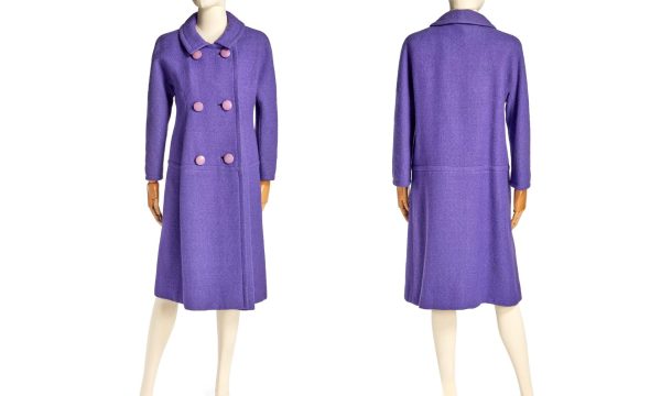 USA6713. NUEVA YORK (ESTADOS UNIDOS), 26/11/2025.- Combo de fotografías cedidas por Sotheby's que muestra el abrigo de Jacqueline Kennedy Onassis. El abrigo violeta intenso que usó Jacqueline Kennedy Onassis la noche que su marido John F. Kennedy ganó las elecciones a la presidencia de Estados Unidos en 1960 encabeza la primera subasta de bolsos y moda de Sotheby's y estará en exhibición junto a otras piezas del 5 al 8 de diciembre en su nueva sede en el edificio Breuer en Nueva York