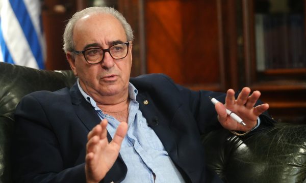 AME9921. MONTEVIDEO (URUGUAY), 17/11/2025.- Fotografía del 11 de noviembre de 2025 del ministro de Ganadería, Agricultura y Pesca de Uruguay, Alfredo Fratti, hablando en una entrevista con EFE, en Montevideo (Uruguay). Uruguay apunta a poder retomar la exportación de carne a México, según detalla Fratti, quien también hace hincapié en la necesidad de que sea revisada la logística de venta de arroz.