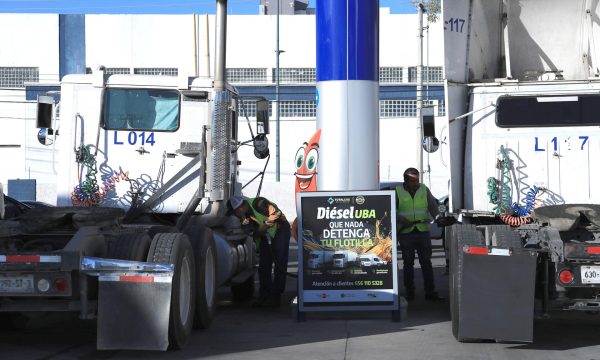 MEX9549. CIUDAD JUÁREZ (MÉXICO), 26/11/2025.- Personas recargan camiones con diésel en una estación este miércoles, en Ciudad Juárez (México). Empresarios de Ciudad Juárez, en la frontera con Estados Unidos, estimaron este miércoles pérdidas millonarias para la región, ante los bloqueos instalados desde hace tres días por agricultores y transportistas en el estado mexicano de Chihuahua, al tiempo que ciudadanos han reportado desabasto de combustible, lo que ha generado temor tras el cierre del cruce internacional de carga.