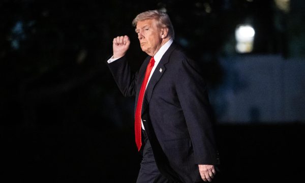 Trump amenazó a la BBC con una demanda "por no menos" de 1,000 millones de dólares si no se retracta para el próximo viernes de las declaraciones "difamatorias" en contra suya, tras la polémica suscitada por la edición de un documental sobre el asalto al Capitolio en enero de 2021. EFE/