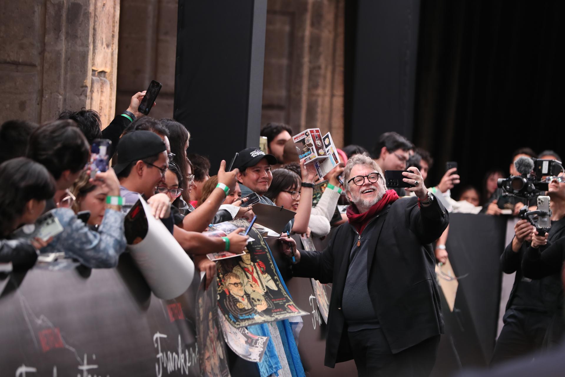 MEX7705. CIUDAD DE MÉXICO (MÉXICO), 03/11/2025.- El cineasta mexicano Guillermo del Toro se toma una foto con sus seguidores durante la alfombra roja de la película de 'Frankenstein' este lunes, en Ciudad de México (México).Guillermo del Toro presentó su película 'Frankenstein' junto a los actores Oscar Isaac y Jacob Elordi.