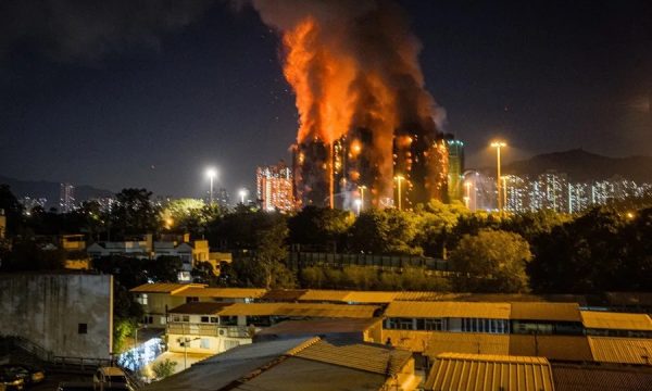 Al menos cuatro personas murieron y ocho resultaron heridas en un incendio de gran magnitud en una urbanización del distrito de Tai Po, en el norte de Hong Kong, donde las llamas se propagaron por el andamiaje de bambú instalado en un bloque