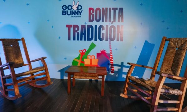 Bad Bunny y la Fundación Good Bunny inauguraron en San Juan una experiencia inmersiva navideña que combina música, arte y tradición puertorriqueña para familias y niños. La iniciativa forma parte del proyecto ‘Bonita Tradición’, que cada año impulsa actividades culturales y la entrega de regalos a menores de recursos limitados.