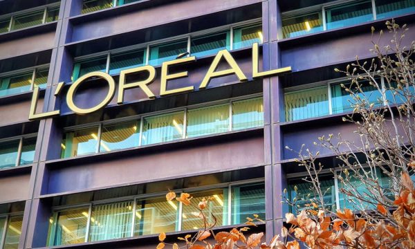 Edificio de L’Oréal con el logotipo de la compañía en la fachada principal.