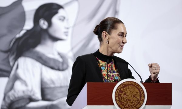 MEX9994. CIUDAD DE MÉXICO (MÉXICO), 01/12/2025.- La presidenta de México, Claudia Sheinbaum, habla durante una rueda de prensa este lunes, en el Palacio Nacional, en Ciudad de México (México). Sheinbaum aseguró que la visita oficial del presidente de Singapur, Tharman Shanmugaratnam, al país se enfocará en fortalecer la relación bilateral y formalizar la apertura de la embajada singapurense en territorio mexicano.
