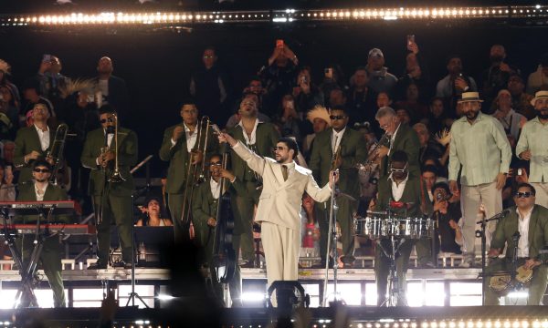 Miles de fanáticos mexicanos y extranjeros se dieron cita en la capital mexicana con orejas de rana, sombreros de paja, flores en el cabello y atuendos tropicales para celebrar el primero de ocho conciertos de Bad Bunny en el Estadio GNP Seguros. EFE/ Sáshenka Gutiérrez
