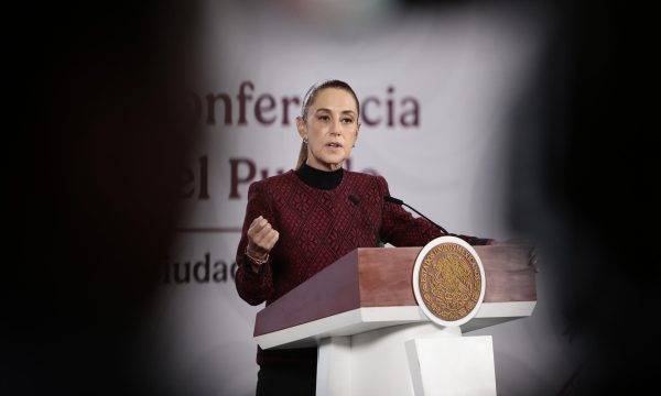 MEX172. CIUDAD DE MÉXICO (MÉXICO), 02/12/2025.- La presidenta de México, Claudia Sheinbaum, habla durante su conferencia de prensa matutina este martes, en Palacio Nacional, en la Ciudad de México (México). Sheinbaum aseguró que planea una llamada para extender su invitación al Papa León XIV, con el objetivo de que el sumo pontífice realice una visita a territorio mexicano, luego de que expresara su deseo de viajar a Latinoamérica y, en particular, de visitar la Basílica de Guadalupe.