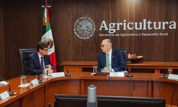 Fotografía cedida por el Gobierno de Cataluña de su presidente, Salvador Illa (i), hablando junto al titular de la Secretaría de Agricultura y Desarrollo Rural del Gobierno de México, Julio Berdegué, durante una reunión este miércoles, en Ciudad de México (México). Illa se reunió con Berdegué para hablar sobre la peste porcina africana y defender la profesionalidad del sector porcino catalán. EFE/