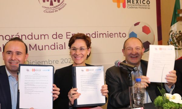 La secretaria ejecutiva del Consejo Ciudadano para la Seguridad y la Justicia de la Ciudad de México (CSJCDMX), Clara Luz Álvarez (c), el presidente de la Asociación Nacional de Cadenas Hoteleras (ANCH), Jorge Paoli Díaz (i), y el representante del Fondo de las Naciones Unidas para la Infancia (UNICEF) en México, Fernando Carrera Castro (d), posan durante una rueda de prensa este lunes, en Ciudad de México (México). Para marcar la defensa contra la trata y violencia hacia menores en México de cara a la Copa del Mundo de Fútbol 2026, tres organizaciones establecieron una alianza para fortalecer la prevención y las denuncias en el país que será uno de los anfitriones del torneo, junto con Estados Unidos y Canadá. EFE/ Mario Guzmán
