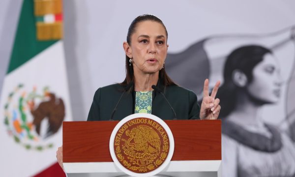 Sheinbaum se mostró "orgullosa de las mujeres indígenas en México", tras haber sido incluida en la lista de las 67 personas más elegantes de 2025 por el diario estadounidense New York Times, por vestir ropa con bordados de pueblos originarios. EFE/Mario Guzmán