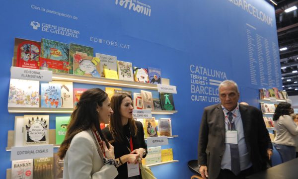 MEX118. GUADALAJARA (MÉXICO), 01/12/2025.- Personas visitan el pabellón de Cataluña durante su inauguración en la 39 edición de la Feria Internacional del Libro de Guadalajara (FIL) este lunes, en Guadalajara (México). El presidente de la Generalitat de Cataluña, Salvador Illa, ha dicho que ante la ola de extremismos, "no hay gesto más revolucionario que abrir un libro".