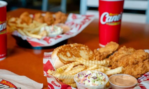 Alsea traerá Raising Cane’s a México en 2026 y amplía su portafolio de marcas