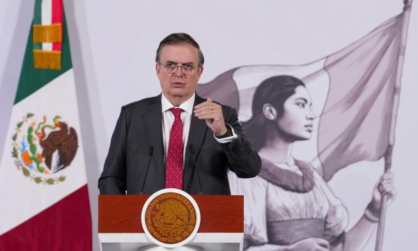 MEX2723. CIUDAD DE MÉXICO (MÉXICO), 15/01/2026.- Fotografía cedida por la Presidencia de México, que muestra al secretario de Economía de México, Marcelo Ebrard, hablando durante una rueda de prensa este jueves, en el Palacio Nacional de Ciudad de México (México). Ebrard afirmó que el Gobierno mexicano buscará que la revisión del Tratado con Estados Unidos y Canadá (T-MEC) se centre en fortalecer y consolidar los mecanismos actuales del acuerdo, al considerar que han funcionado y han sido clave para el crecimiento del comercio y el empleo en los tres países. EFE/ Presidencia de México /SOLO USO EDITORIAL/NO VENTAS/SOLO DISPONIBLE PARA ILUSTRAR LA NOTICIA QUE ACOMPAÑA (CRÉDITO OBLIGATORIO)
