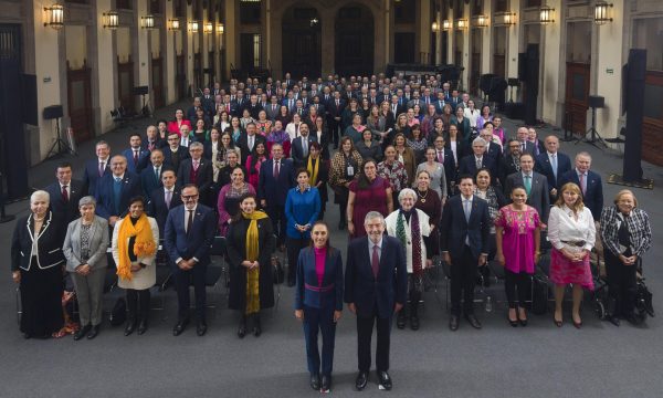 MEX2257. CIUDAD DE MÉXICO (MÉXICO), 07/01/2026.- Fotografía cedida por la Secretaría de Relaciones Exteriores que muestra a la presidenta de México, Claudia Sheinbaum (i), junto al canciller mexicano Juan Ramón de la Fuente (d) durante una reunión de trabajo este miércoles, en el Palacio Nacional de Ciudad de México (México). Sheinbaum pidió a sus embajadoras, cónsules y altos funcionarios de la Secretaría de Relaciones Exteriores (SRE) sostener una línea de apego al "derecho internacional" tras el ataque de Estados Unidos a Venezuela, y mantener un diálogo intenso con el gobierno del presidente estadounidense, Donald Trump. EFE/Secretaría de Relaciones Exteriores/ SOLO USO EDITORIAL/NO VENTAS/SOLO DISPONIBLE PARA ILUSTRAR LA NOTICIA QUE ACOMPAÑA (CRÉDITO OBLIGATORIO)