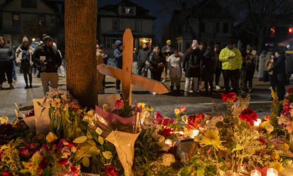 AME3194. MINNEAPOLIS (ESTADOS UNIDOS), 08/01/2026.- Personas participan en una vigilia en el lugar donde una mujer murió tras recibir disparos de agentes del Servicio de Inmigración y Control de Aduanas (ICE, en inglés) de Estados Unidos, este miércoles, en Minneapolis (Estados Unidos). EFE/ Angel Colmenares