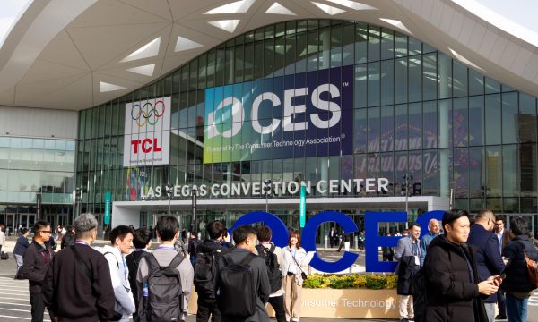 AME2824. LAS VEGAS (ESTADOS UNIDOS), 06/01/2026.- Personas asisten a la Feria Electrónica de Consumidores 2026 (CES, en inglés) este martes, en Las Vegas (Estados Unidos). EFE/ Luis Chacon