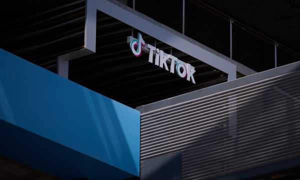 De acuerdo con la Red Internacional Investigar en Red y la universidad Politécnico Grancolombiano, los formatos en video o imágenes, breves y directos, con titulares sintetizados y piezas que "van al grano", son los contenidos que mejor le funcionan a los jóvenes latinoamericanos para informarse. EFE/ Allison Dinner