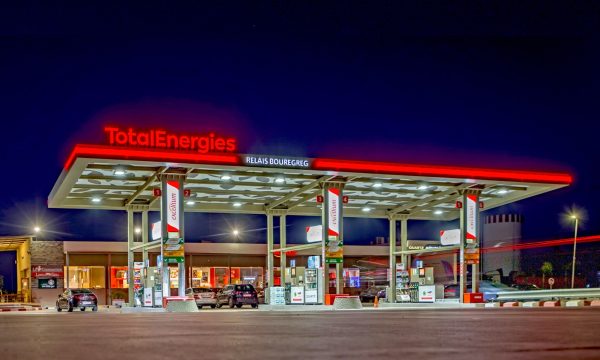 El CEO de TotalEnergies señaló que la petrolera evalúa volver a Venezuela, pero advirtió que solo lo hará si se establece un marco regulatorio y de seguridad claro para invertir.