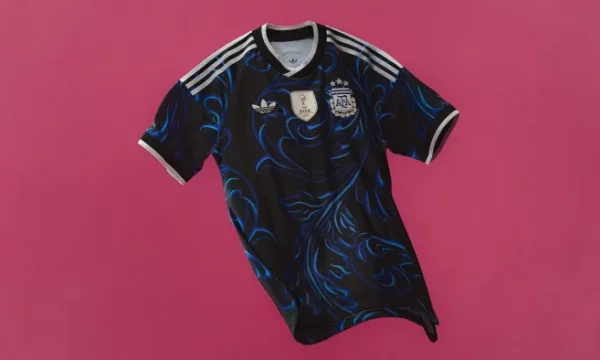Nueva camiseta alternativa de la Selección Argentina negra con tres estrellas y parche de campeón presentada por Adidas